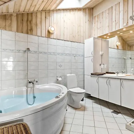 4 Bedroom Cozy In Holiday home