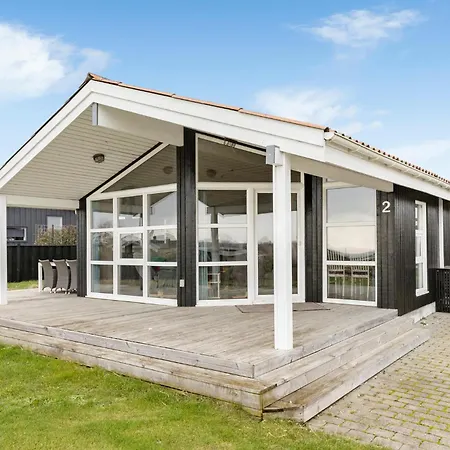 4 Bedroom Cozy In Holiday home