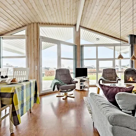 4 Bedroom Cozy In Holiday home