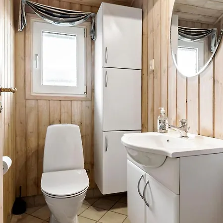 4 Bedroom Cozy In Ronde