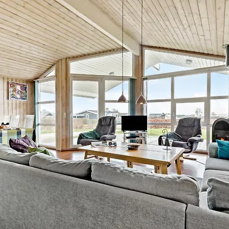4 Bedroom Cozy In Holiday home
